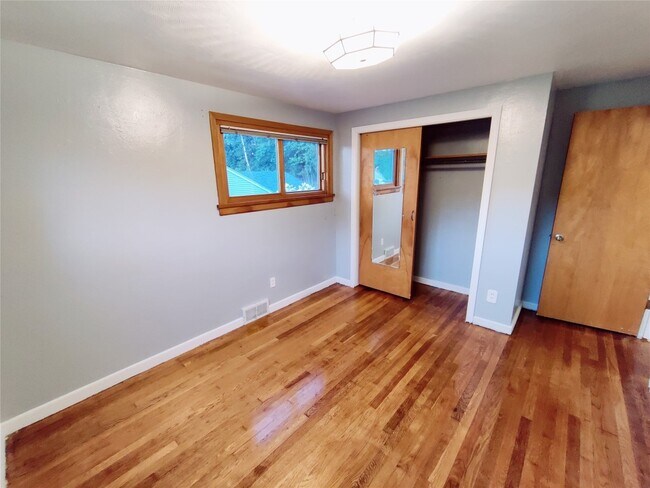 Building Photo - 813 Country Club Rd