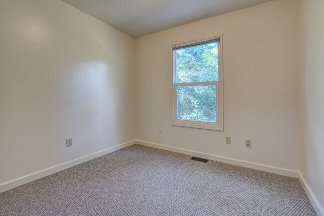 Building Photo - 135 Clover Valley Cir