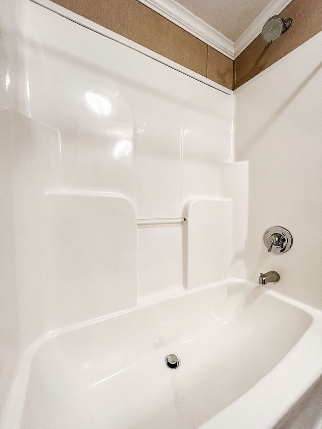 Building Photo - LOCATION! 5 mins from Carolina Beach bridg...