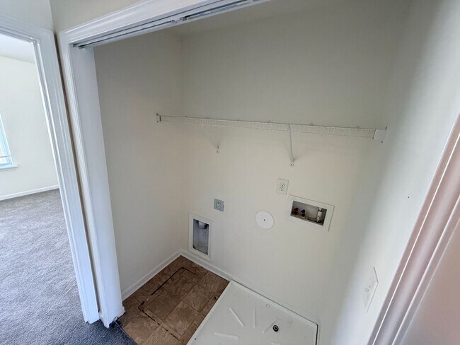 Building Photo - Upgraded Townhome