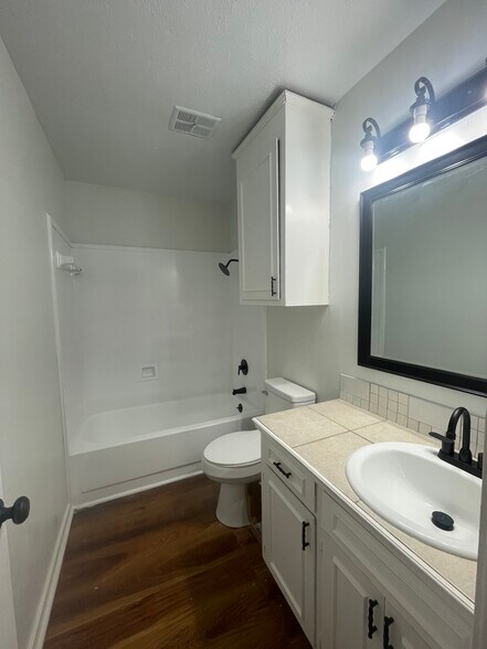 Building Photo - 824 Garvin St