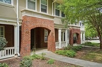 Building Photo - 614 E 9th St