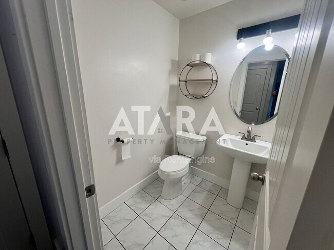 Building Photo - 258 Kestrel Dr