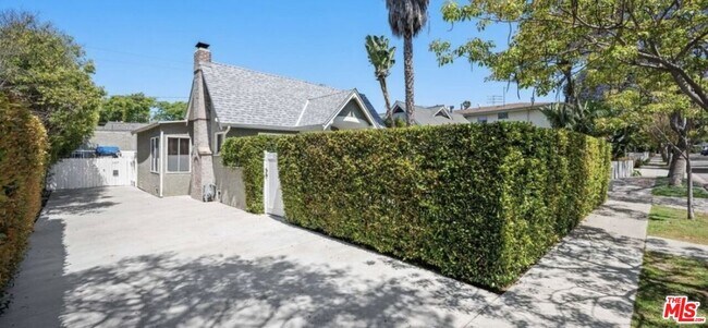 Building Photo - 1149 N Poinsettia Pl