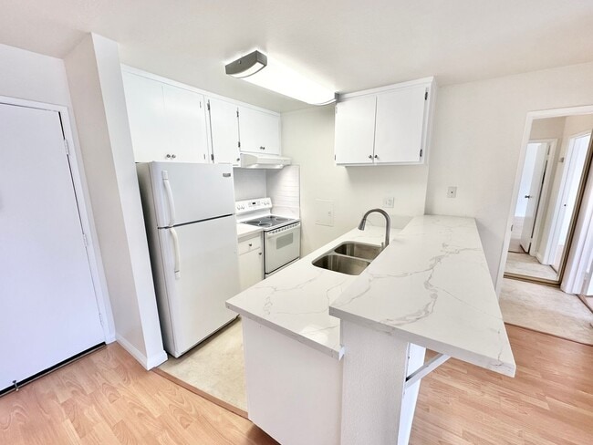 Building Photo - Spacious 1 Bedroom Condo on PCH