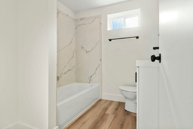 Building Photo - 1335 E Lester Dr