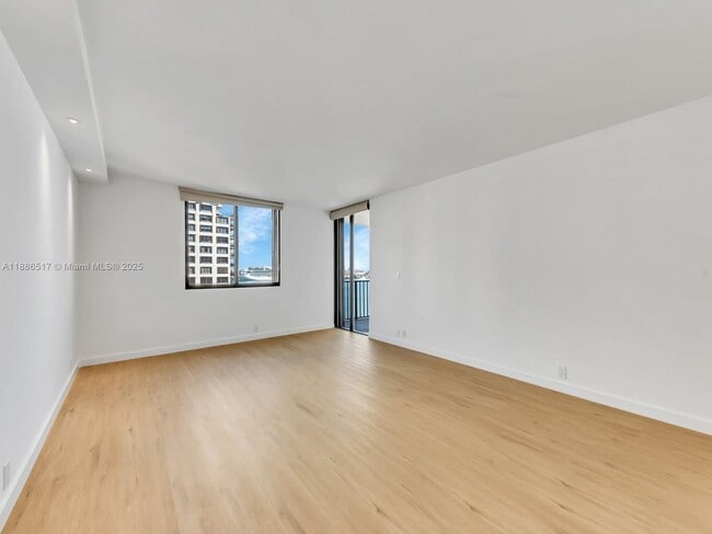 Building Photo - 520 Brickell Key Dr