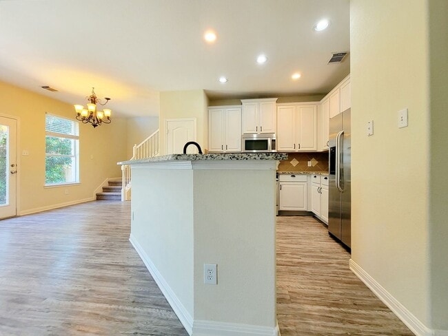 Building Photo - Large 4 Bed, 2.5 Bath Home Perfect for Com...