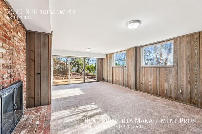 Building Photo - 2525 N Ridgeview Rd