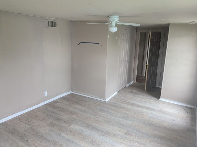 Building Photo - 3 Bed 1 Bath with Large Yard, Workshop, an...