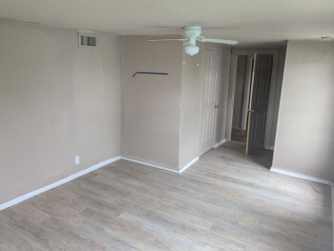 Building Photo - 3 Bed 1 Bath with Large Yard, Workshop, and Laundry Hookups