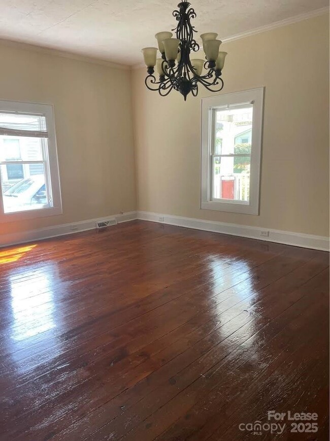 Building Photo - 136 Elm St