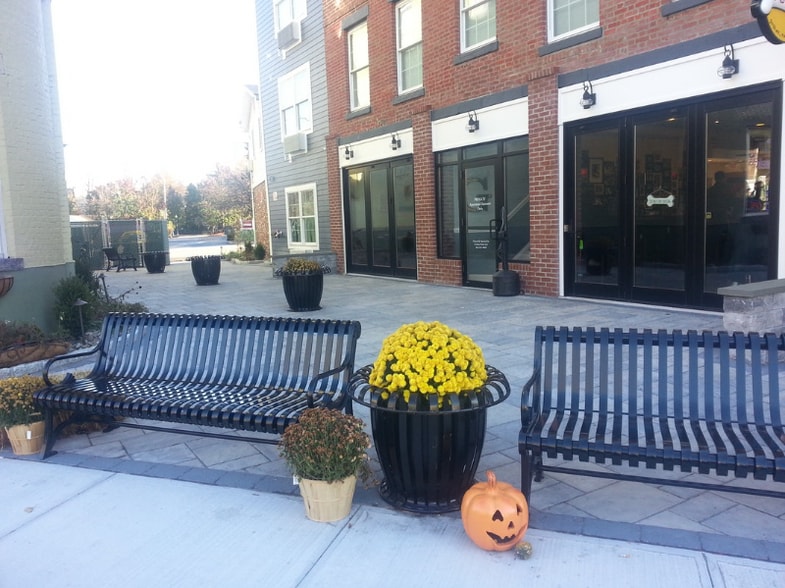 Primary Photo - 27 W Main St