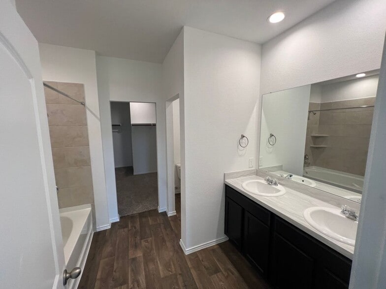 Building Photo - 12418 Pelican Bay Dr