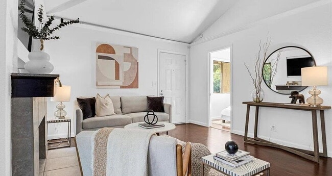 Building Photo - "Chic & Cozy 1-Bedroom Retreat with Modern...