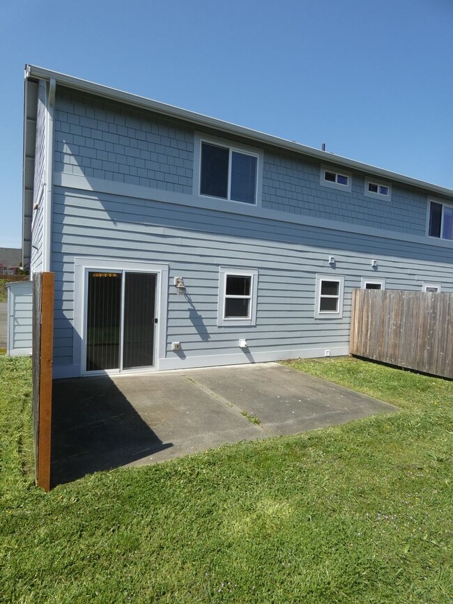 Building Photo - APPLICATION PENDING - Quiet living close t...