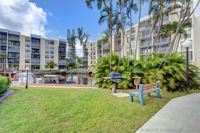 Building Photo - 13 Royal Palm Way
