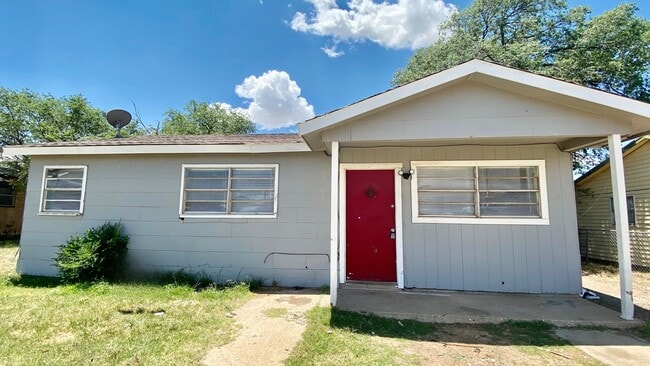 Building Photo - 808 Vanda Ave