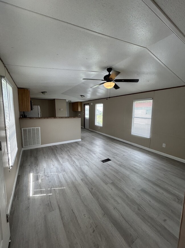 Building Photo - 405 Debby St