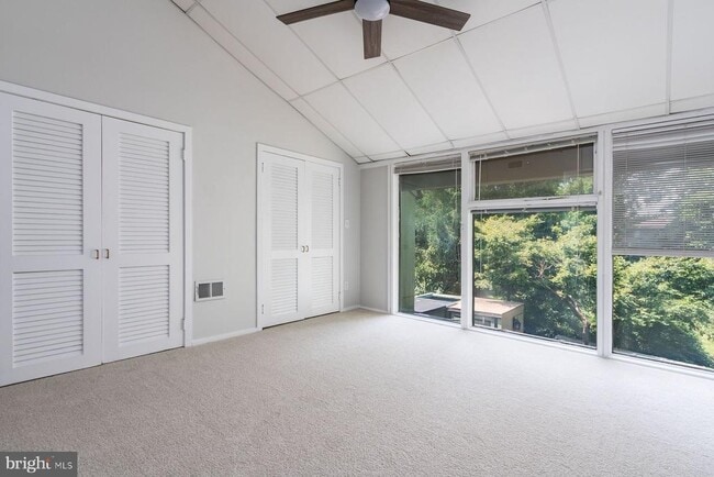 Building Photo - 7 Belaire Way
