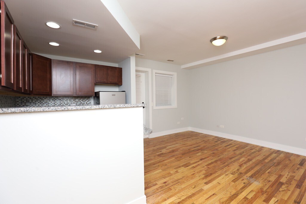 Building Photo - 562 W Arlington Pl