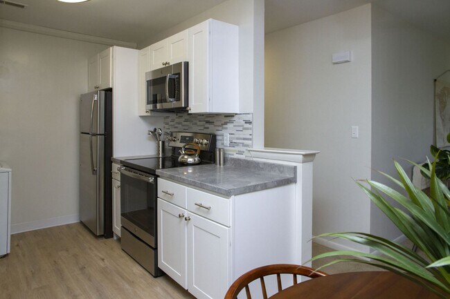 Building Photo - Two Bedroom Signature Style Apartment on t...