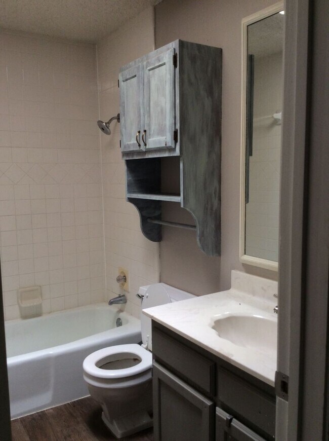 Building Photo - Beautiful 3/2/2 Home Available August!