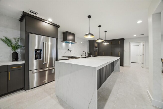 Building Photo - 203 Cove Creek Ln
