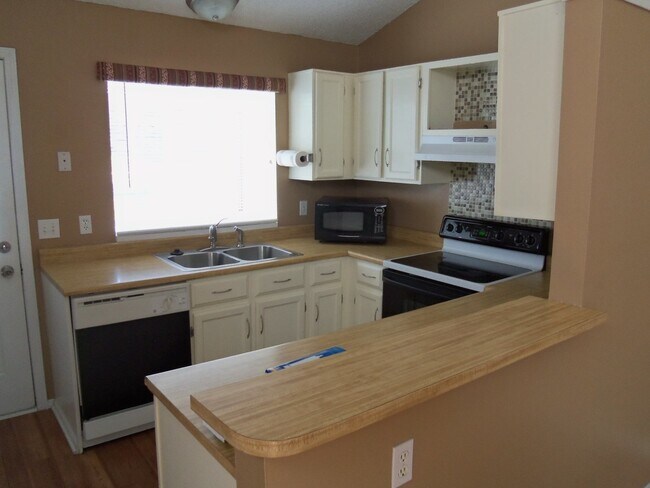 Building Photo - Great Littleton Location! 2 bedroom, 1 bat...