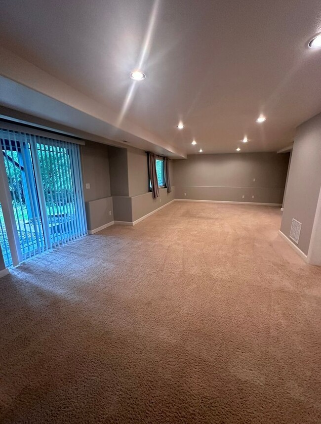 Building Photo - Stunning 3 level home with beautiful views