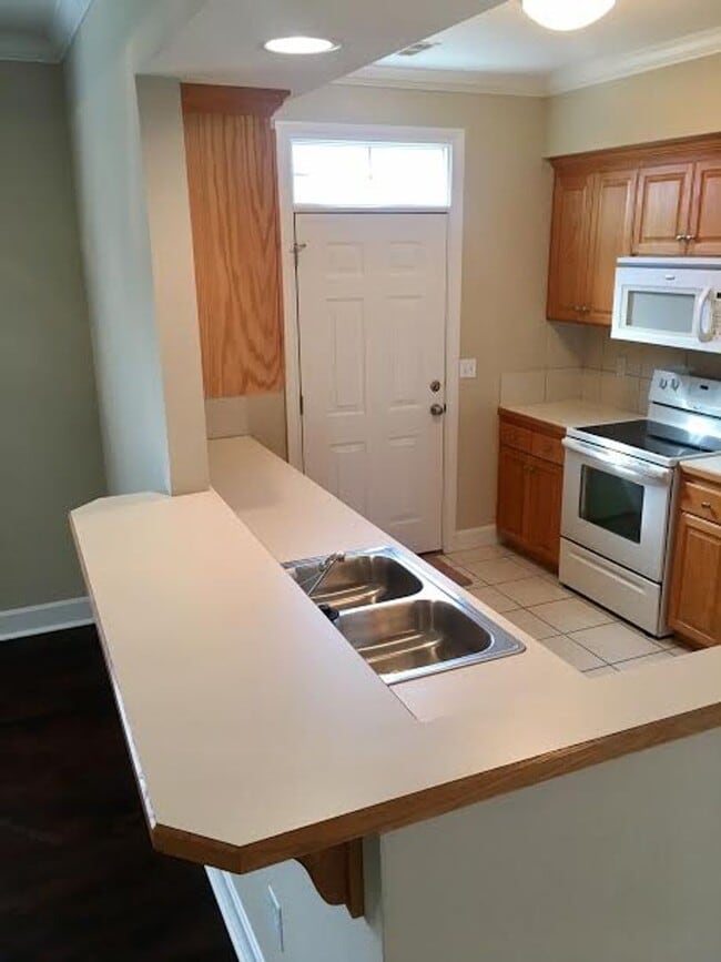 Building Photo - 4 x 3.5 single family home great for commuters!