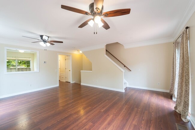 Building Photo - Updated 3-Level End Unit Townhouse in Caro...