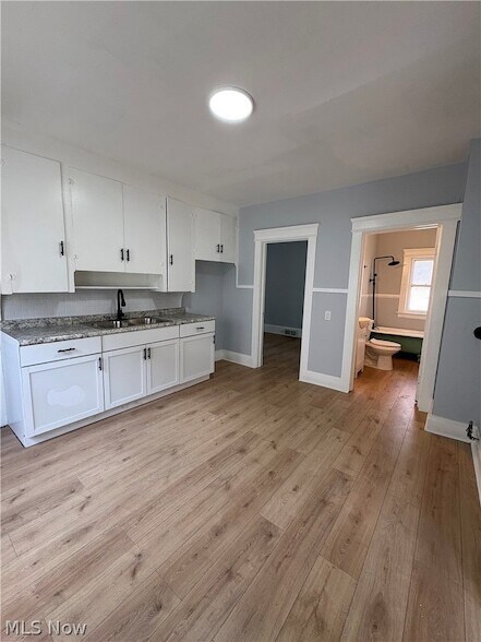 Building Photo - 946 E 79th St