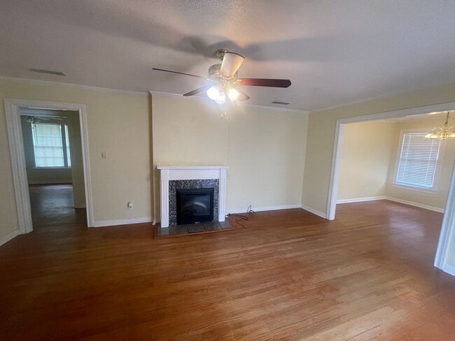 Building Photo - Spacious Inside & Out!