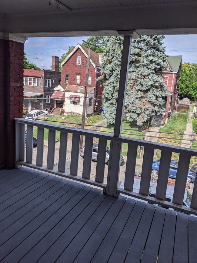 Building Photo - South Oakland Large and renovated 3 bedroo...