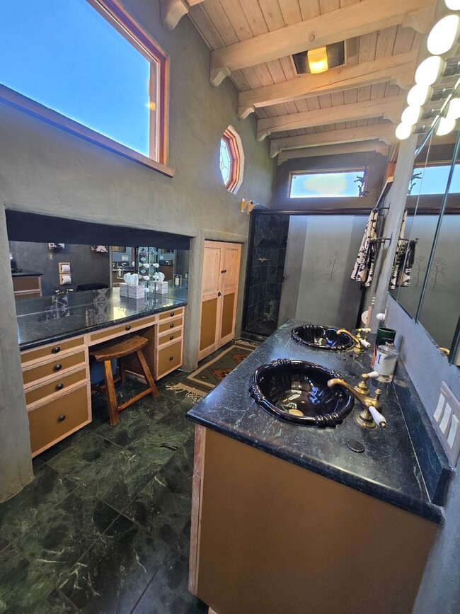 Building Photo - Furnished, 6-12 month rental