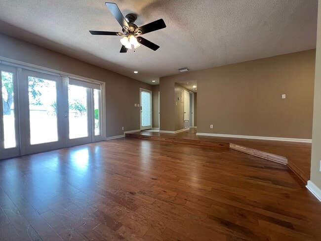 Building Photo - Audubon Park 2/2 Corner Unit Villa with La...