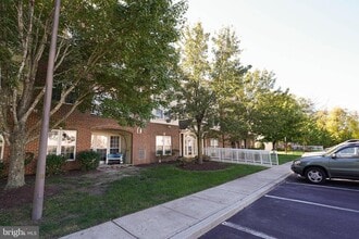 Building Photo - 2003 Whispering Ponds Ct