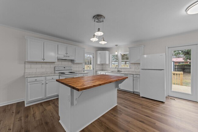 Building Photo - Cozy 3-Bedroom Ranch with Spacious Yard in Smithfield