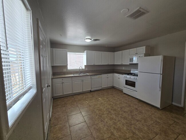 Building Photo - Newly Remodeled 3 Bedroom 1 Bathroom Home!...