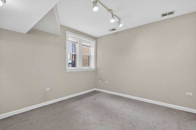 Building Photo - 9100 Lamon Ave