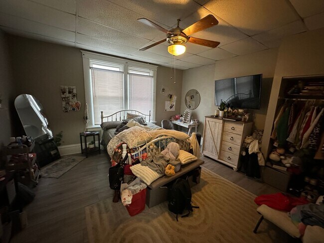 Building Photo - 4 Bedroom House Available Next to UC Campus