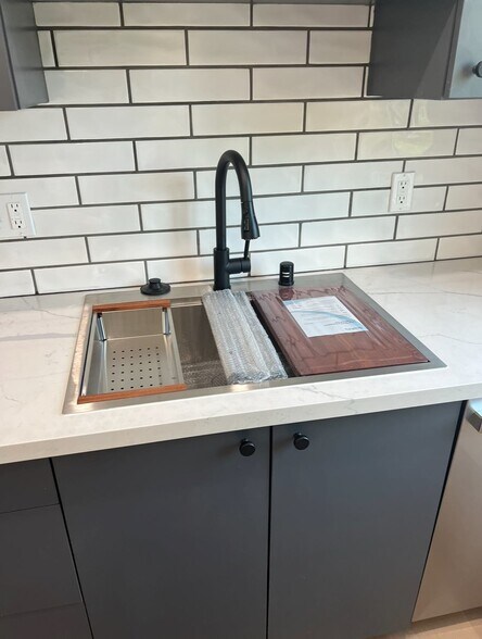 Building Photo - 2714 Queen St