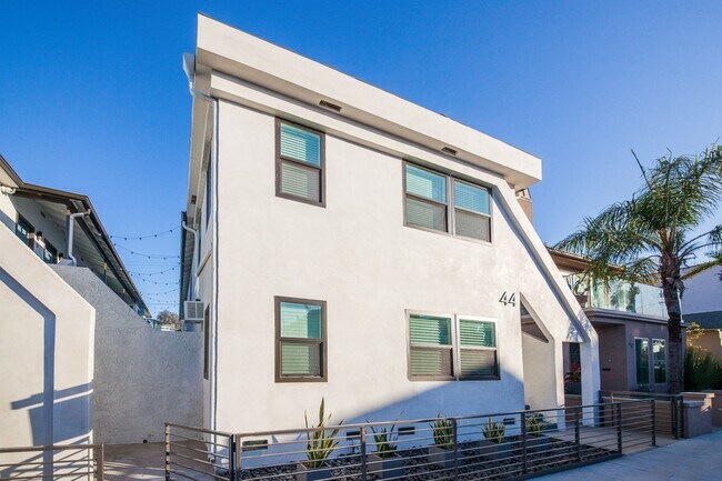 Building Photo - Beautiful Studio Apartment in Belmont Shor...