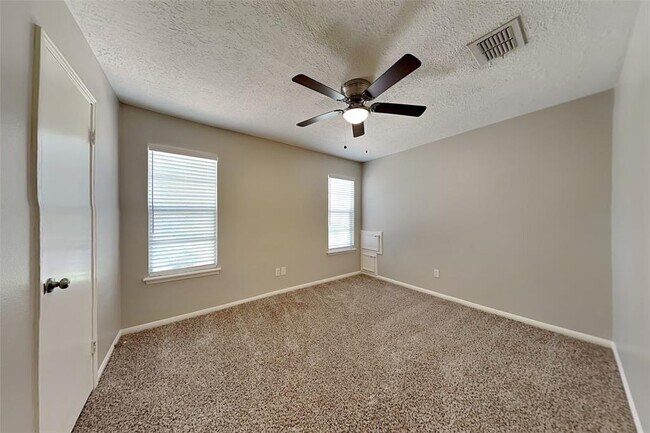 Building Photo - 2043 Shadow Rock Dr