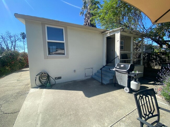 Building Photo - Pleasanton, Charming Downtown Living, Walk to Main St. 3 bed / 1 bath – Large Yard! Great schools