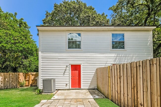 Building Photo - Neptune Beach Townhouse - On Huge Lot in Q...