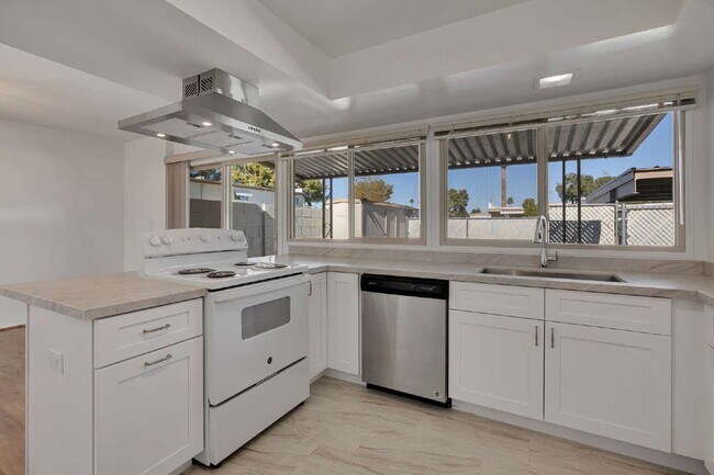 Building Photo - Scottsdale Townhome Now Available!