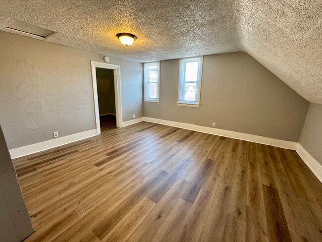 Building Photo - 1341 W 4th St