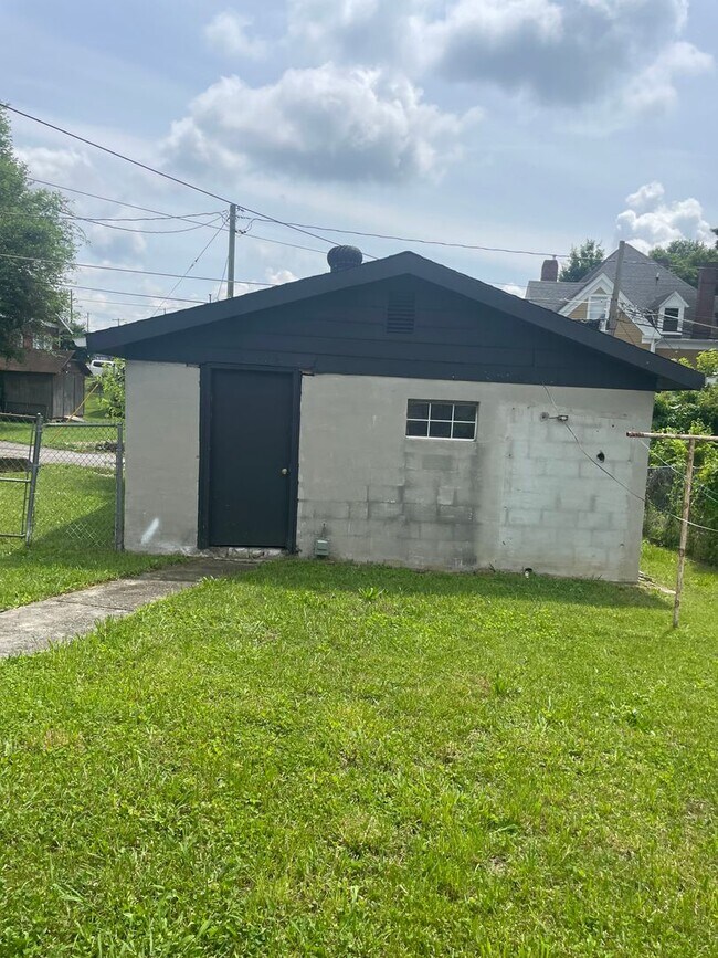 Building Photo - Knoxville 37923 - 3 bedroom, 2 bath home -...